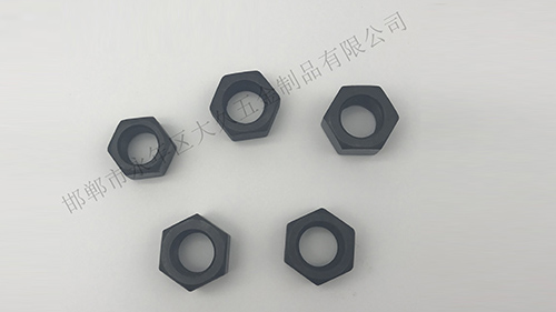 在大久五金看來(lái)，六角螺母是將機(jī)械設(shè)備緊密連接起來(lái)的重要零件